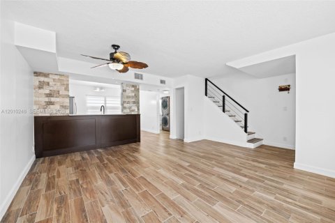 Townhouse in Hollywood, Florida 2 bedrooms, 168.62 sq.m. № 2074738 - photo 11