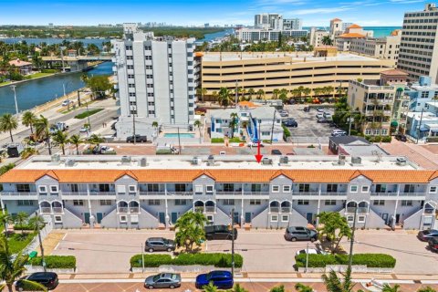 Townhouse in Hollywood, Florida 2 bedrooms, 168.62 sq.m. № 2074738 - photo 8