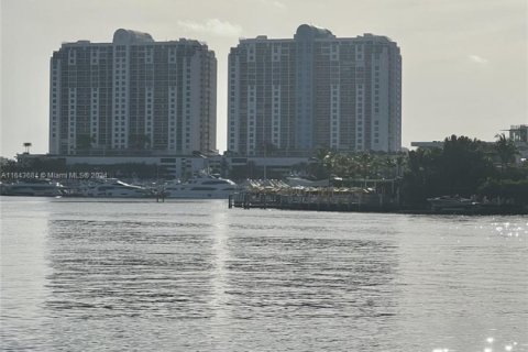Condominio en venta en Miami Beach, Florida, 1 dormitorio, 61.32 m2 № 1980219 - foto 1