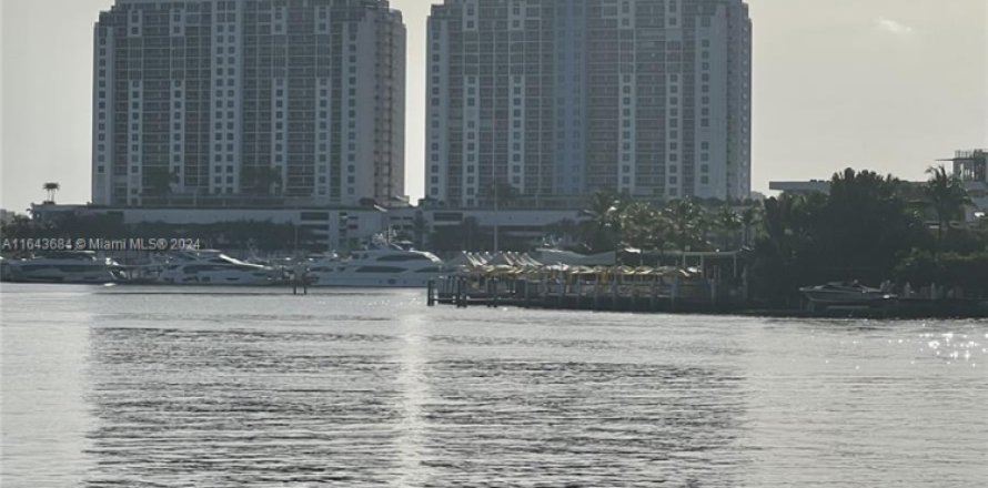 Condominio en Miami Beach, Florida, 1 dormitorio  № 1980219