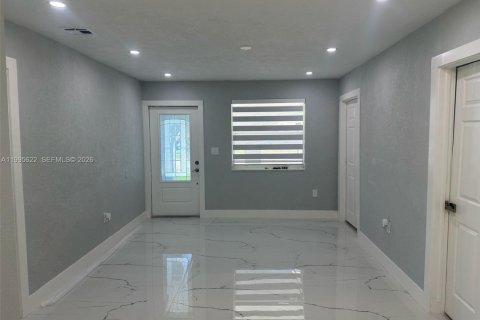 Casa en alquiler en Miami, Florida, 3 dormitorios, 131.18 m2 № 2063814 - foto 3