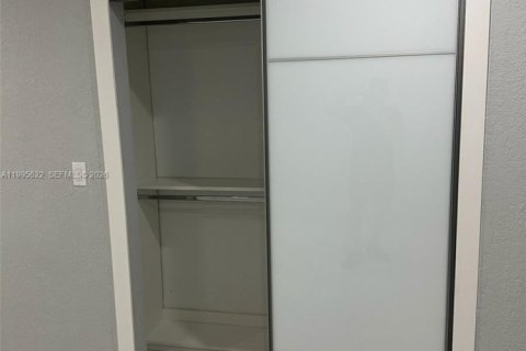 Casa en alquiler en Miami, Florida, 3 dormitorios, 131.18 m2 № 2063814 - foto 14