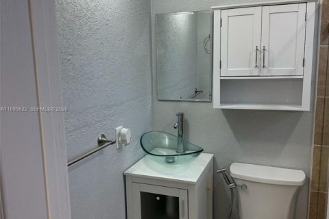 Casa en alquiler en Miami, Florida, 3 dormitorios, 131.18 m2 № 2063814 - foto 15