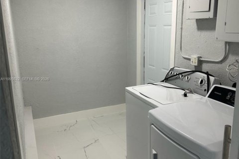 Casa en alquiler en Miami, Florida, 3 dormitorios, 131.18 m2 № 2063814 - foto 19