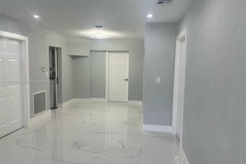 Casa en alquiler en Miami, Florida, 3 dormitorios, 131.18 m2 № 2063814 - foto 5