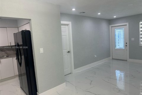 Casa en alquiler en Miami, Florida, 3 dormitorios, 131.18 m2 № 2063814 - foto 6