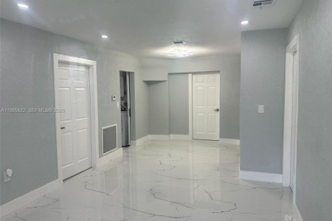 Casa en alquiler en Miami, Florida, 3 dormitorios, 131.18 m2 № 2063814 - foto 4