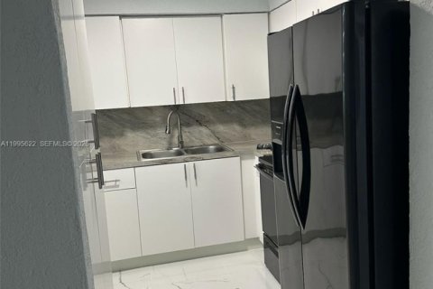 Casa en alquiler en Miami, Florida, 3 dormitorios, 131.18 m2 № 2063814 - foto 8