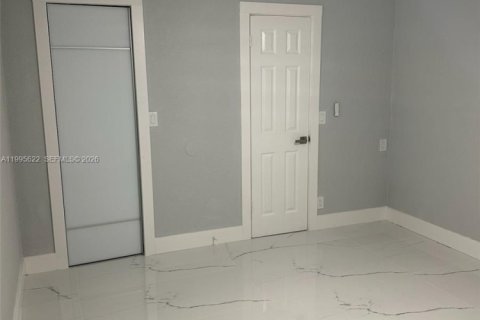 Casa en alquiler en Miami, Florida, 3 dormitorios, 131.18 m2 № 2063814 - foto 13