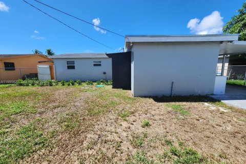 Casa en alquiler en Miami, Florida, 3 dormitorios, 131.18 m2 № 2063814 - foto 23