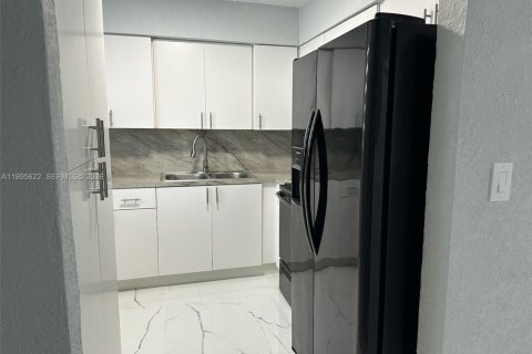 Casa en alquiler en Miami, Florida, 3 dormitorios, 131.18 m2 № 2063814 - foto 7