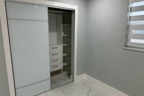 Casa en alquiler en Miami, Florida, 3 dormitorios, 131.18 m2 № 2063814 - foto 11