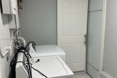 Casa en alquiler en Miami, Florida, 3 dormitorios, 131.18 m2 № 2063814 - foto 20