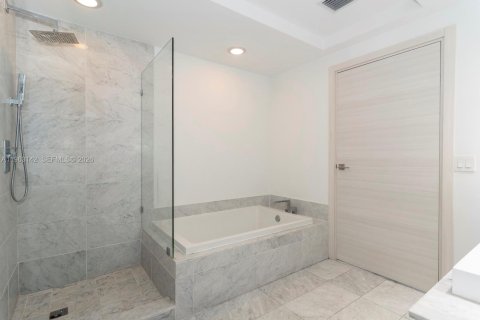 Condo in Miami, Florida, 3 bedrooms № 2080992 - photo 28