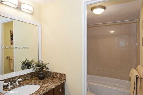 Copropriété à vendre à Hallandale Beach, Floride: 2 chambres, 96.62 m2 № 2090600 - photo 17