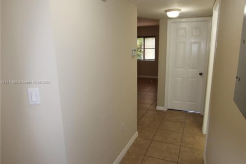 Снять в аренду кондоминиум в Катлер-Бей, Флорида 2 спальни, 75.16м2, № 1967985 - фото 4