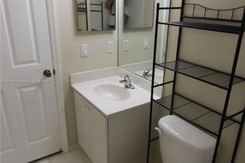 Снять в аренду кондоминиум в Катлер-Бей, Флорида 2 спальни, 75.16м2, № 1967985 - фото 18