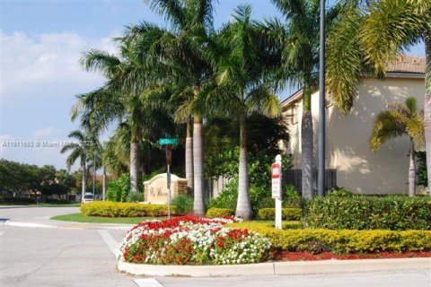 Снять в аренду кондоминиум в Катлер-Бей, Флорида 2 спальни, 75.16м2, № 1967985 - фото 24