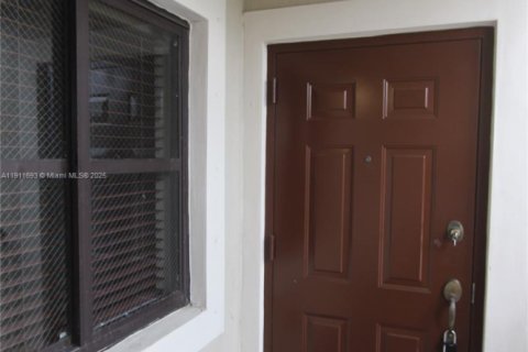 Снять в аренду кондоминиум в Катлер-Бей, Флорида 2 спальни, 75.16м2, № 1967985 - фото 2