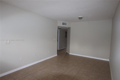 Снять в аренду кондоминиум в Катлер-Бей, Флорида 2 спальни, 75.16м2, № 1967985 - фото 12