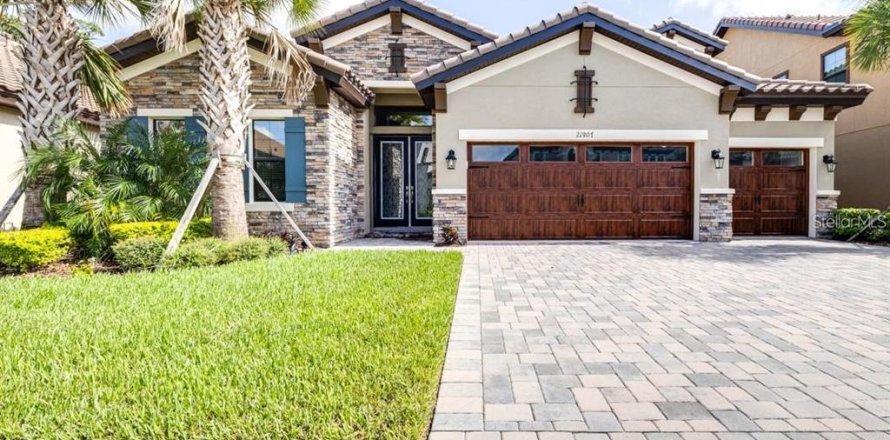 House in Land O' Lakes, Florida 5 bedrooms, 291.53 sq.m. № 1681556