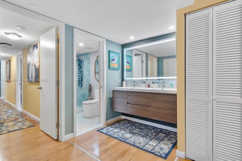 Condo in Hallandale Beach, Florida, 2 bedrooms  № 1863738 - photo 30