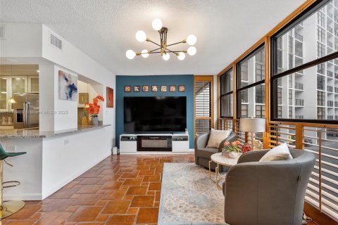 Condo in Hallandale Beach, Florida, 2 bedrooms  № 1863738 - photo 10