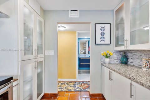 Condo in Hallandale Beach, Florida, 2 bedrooms  № 1863738 - photo 22