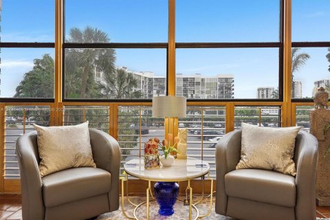 Condo in Hallandale Beach, Florida, 2 bedrooms  № 1863738 - photo 11