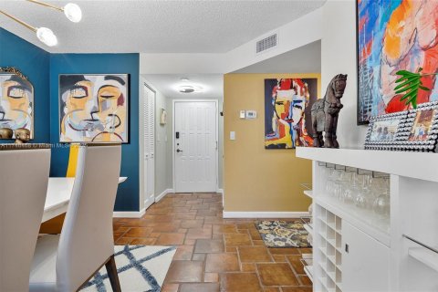 Condo in Hallandale Beach, Florida, 2 bedrooms  № 1863738 - photo 14