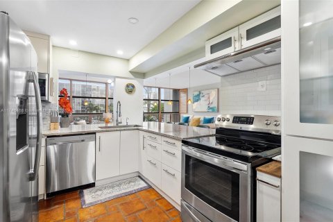 Condo in Hallandale Beach, Florida, 2 bedrooms  № 1863738 - photo 19