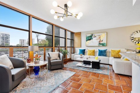 Condo in Hallandale Beach, Florida, 2 bedrooms  № 1863738 - photo 6
