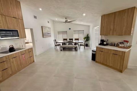 House in Sarasota, Florida 4 bedrooms, 196.21 sq.m. № 2197718 - photo 4