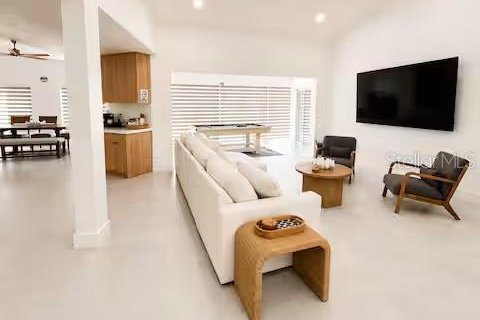 House in Sarasota, Florida 4 bedrooms, 196.21 sq.m. № 2197718 - photo 2