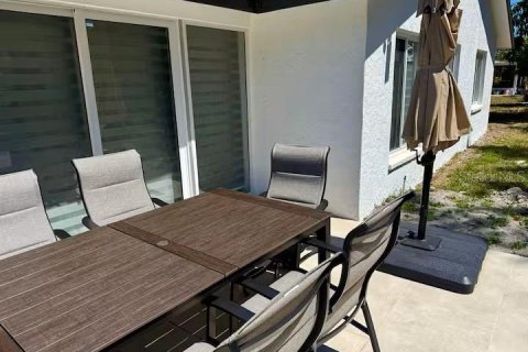 House in Sarasota, Florida 4 bedrooms, 196.21 sq.m. № 2197718 - photo 9