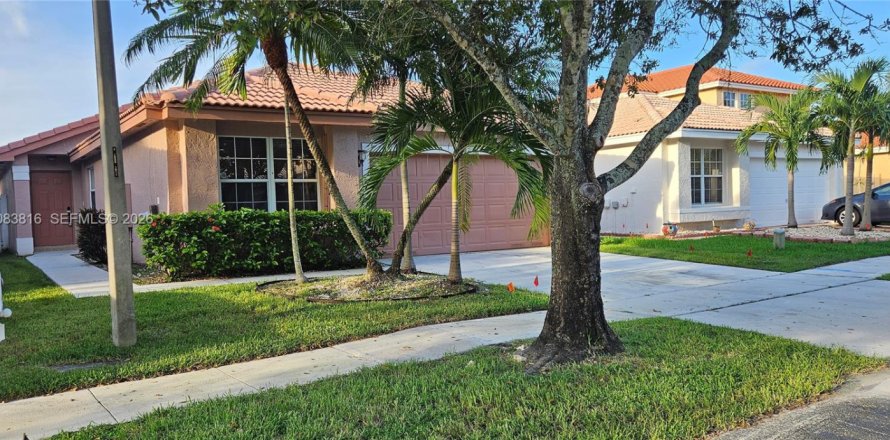 House in Miramar, Florida 3 bedrooms, 143.91 sq.m. № 2348419