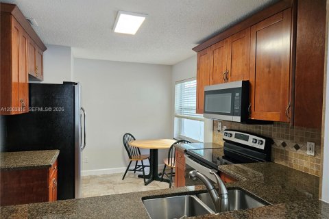 House in Miramar, Florida 3 bedrooms, 143.91 sq.m. № 2348419 - photo 7