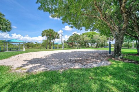 House in Miramar, Florida 3 bedrooms, 143.91 sq.m. № 2348419 - photo 12