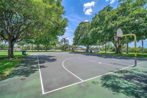 House in Miramar, Florida 3 bedrooms, 143.91 sq.m. № 2348419 - photo 11