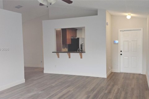 House in Miramar, Florida 3 bedrooms, 143.91 sq.m. № 2348419 - photo 3