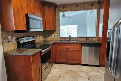 House in Miramar, Florida 3 bedrooms, 143.91 sq.m. № 2348419 - photo 8