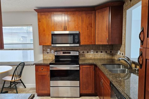 House in Miramar, Florida 3 bedrooms, 143.91 sq.m. № 2348419 - photo 9
