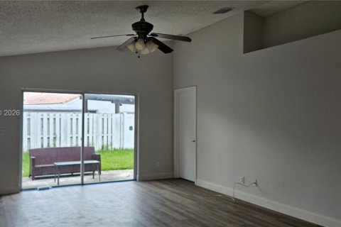 House in Miramar, Florida 3 bedrooms, 143.91 sq.m. № 2348419 - photo 4