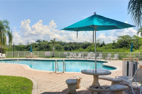 House in Miramar, Florida 3 bedrooms, 143.91 sq.m. № 2348419 - photo 2