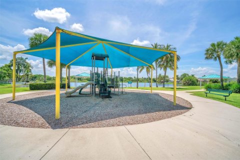House in Miramar, Florida 3 bedrooms, 143.91 sq.m. № 2348419 - photo 10