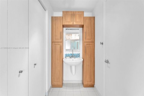 Condominio en venta en Miami, Florida, 1 dormitorio, 73.86 m2 № 2012941 - foto 16