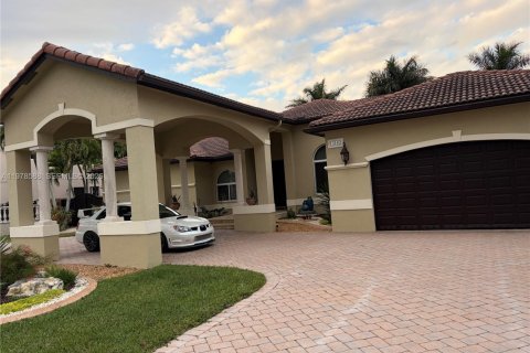 House in Miami, Florida 5 bedrooms, 312.43 sq.m. № 2044470