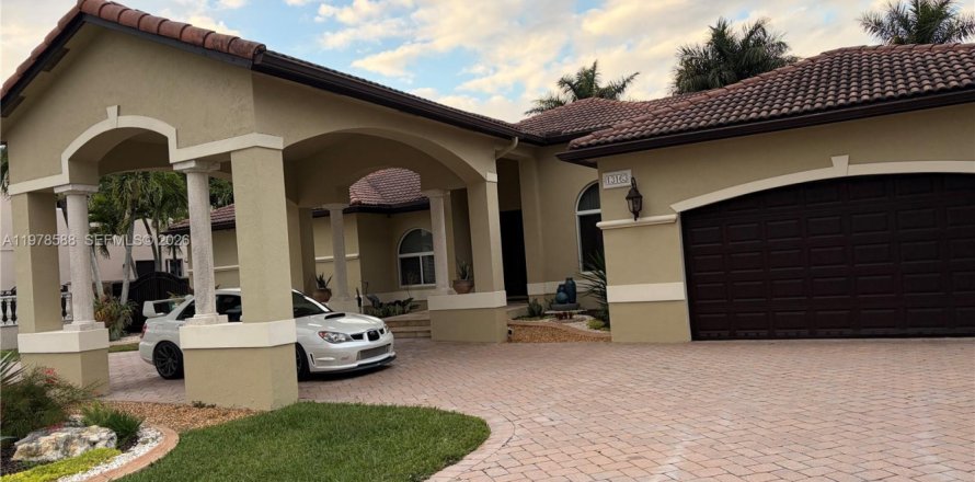 House in Miami, Florida 5 bedrooms, 312.43 sq.m. № 2044470