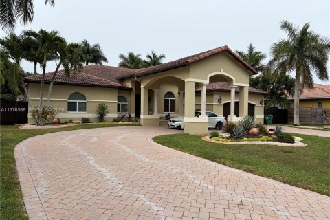 House in Miami, Florida 5 bedrooms, 312.43 sq.m. № 2044470 - photo 2