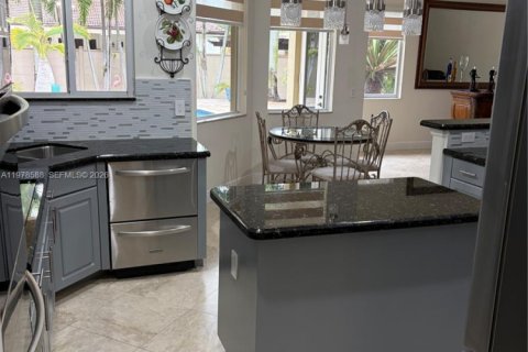 House in Miami, Florida 5 bedrooms, 312.43 sq.m. № 2044470 - photo 5